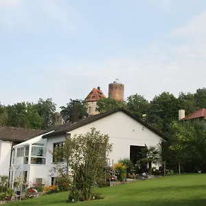 https://apartment-mit-burgblick-im-grunen-familie-held.com-bavaria.com